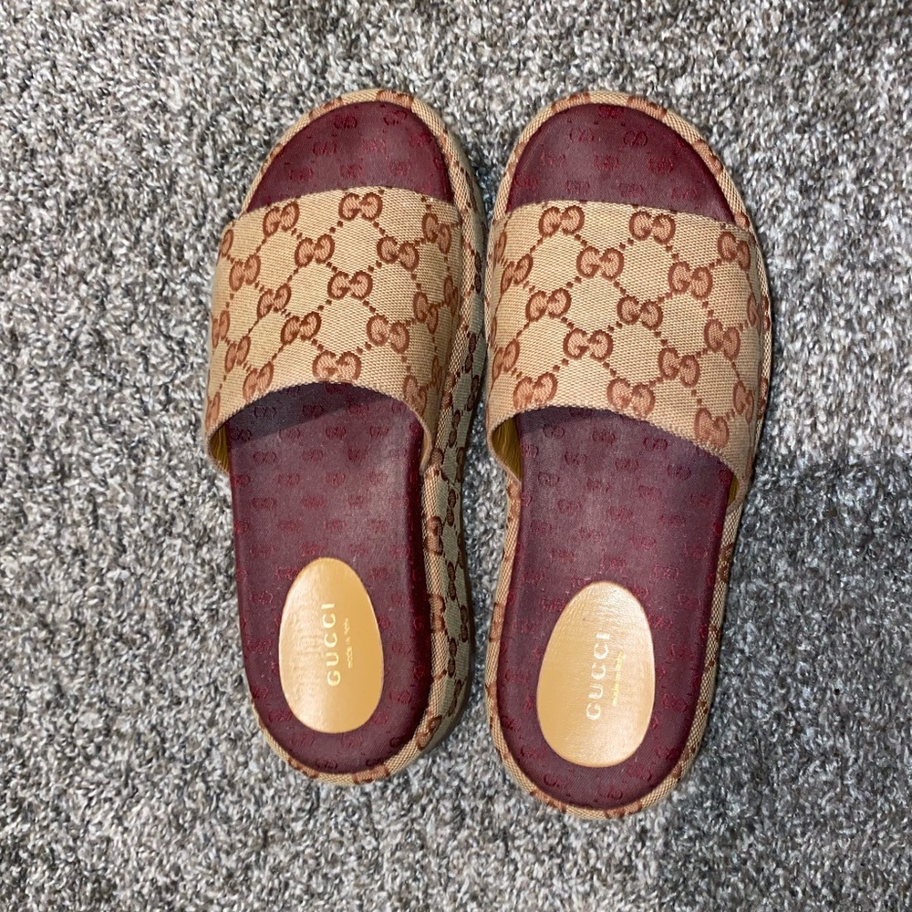 Women’s GG Slide Sandal. Gently worn. Size 37